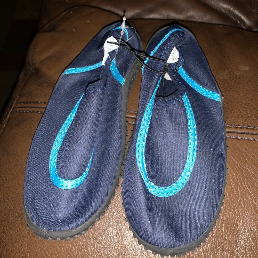 Boys swim shoes size 11